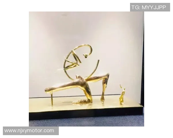 米林科维奇再现传世设计风格以超现实主义引领时尚潮流